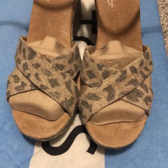 toms leopard print platform
